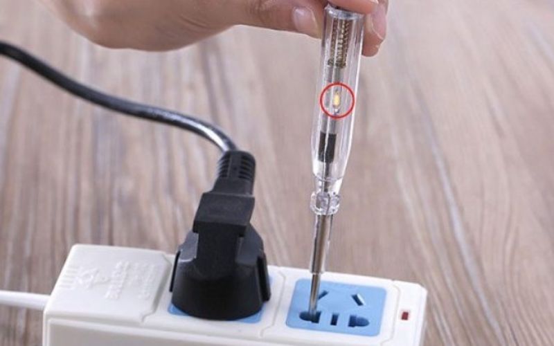 Dùng bút thử điện để kiểm tra mạch và các thiết bị điện.