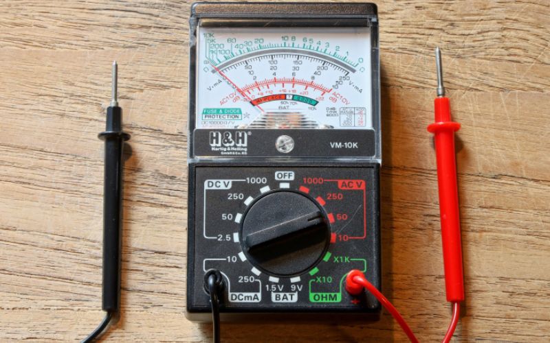 Kiểm tra chập điện bằng đồng hồ vạn năng đo điện trở.