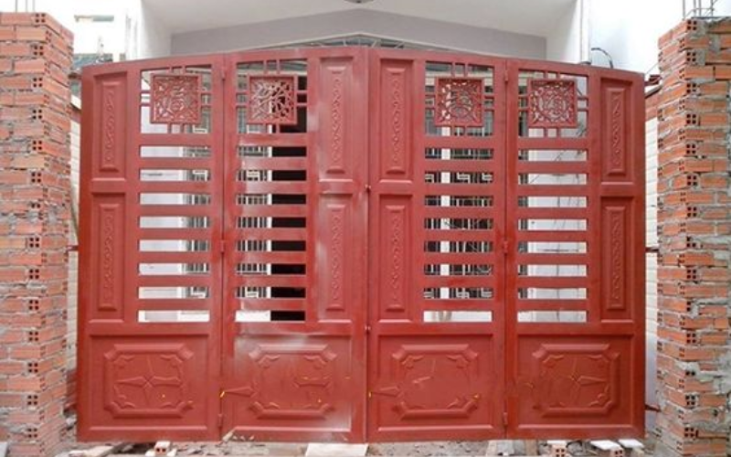Cổng màu đỏ được nhiều gia chủ có cung mệnh Hỏa lựa chọn 