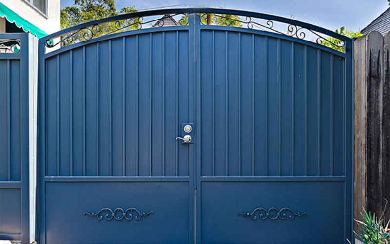 Cổng màu xanh dương đơn giản nhưng vẫn thể hiện được ý đồ thiết của gia chủ là một trong số những màu sơn cổng đẹp được ưa chuộng.