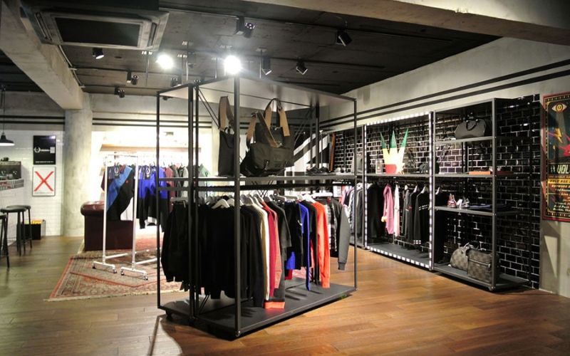 Thiết kế thời trang nam với diện tích không quá rộng, tối ưu hóa không gian trưng bày sản phẩm.