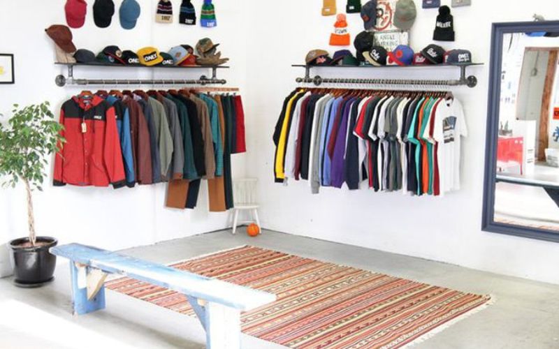 Sản phẩm trông nổi bật hơn với tông màu trắng là chủ đạo của không gian cửa hàng.