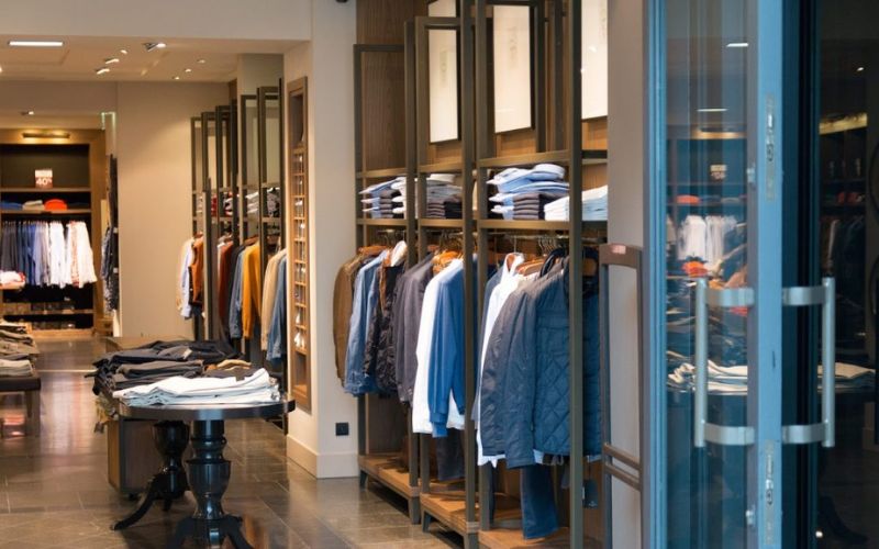 Thiết kế thời trang nam với tông màu nóng là điểm nhấn.