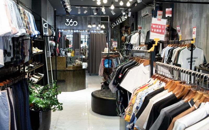 Màu xám là chủ đạo giúp quần áo trưng bày nổi bật hơn.