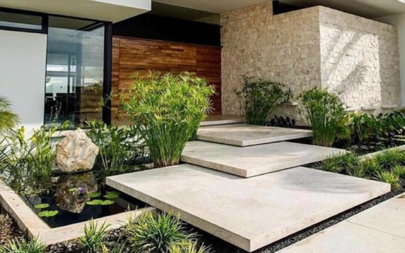 Bậc tam cấp tạo không gian kết nối từ sân trước đến sảnh nhà