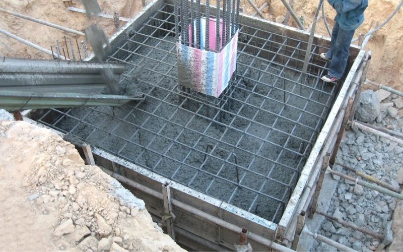 Đổ bê tông vào móng