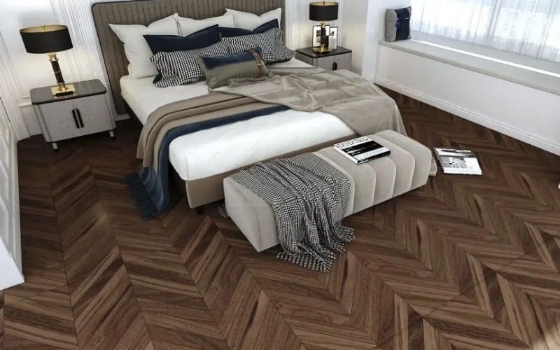 Xu hướng lát gạch giả gỗ luôn được nhiều người yêu thích bởi tạo sự ấm cúng và sang trọng.