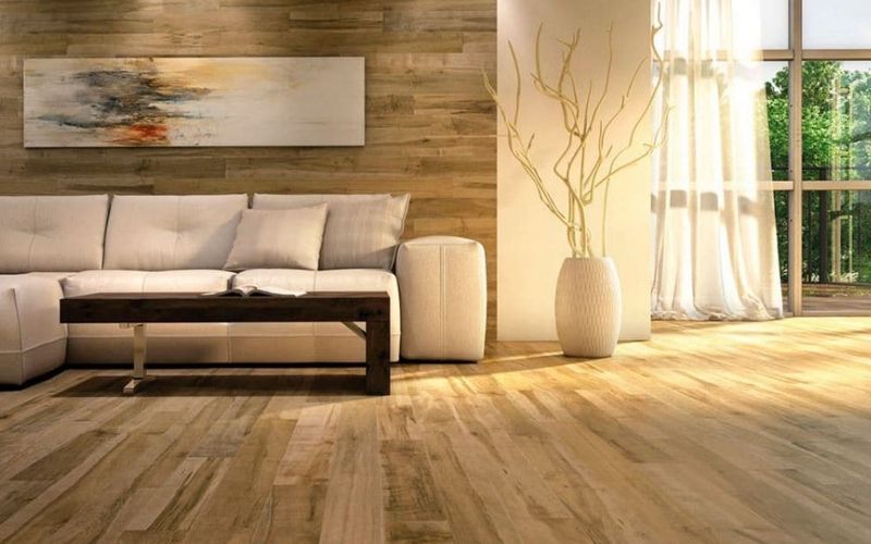 Gạch lát nền đẹp vân gỗ, bề mặt nhám phù hợp cho những gia đình có trẻ em và người lớn tuổi nhờ vào khả năng giảm trơn trượt.