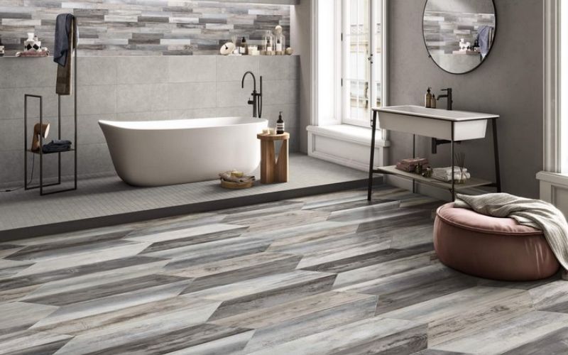 Gạch lát nền phòng tắm với kiểu dáng mới lạ, bề mặt trơn nhám nhằm giảm độ trơn trượt.
