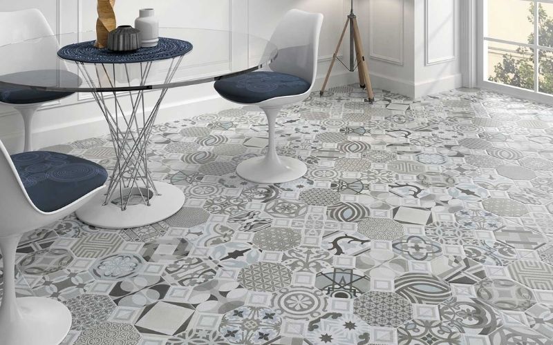 Nếu không gian ngôi nhà sơn phủ màu trắng đơn giản thì lựa chọn lát nền gạch họa tiết đối xứng đa dạng sẽ tạo điểm nhấn độc đáo.