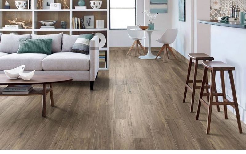 Nhiều gia đình có người già và trẻ nhỏ ưu tiên dùng gạch lát nền giả gỗ để giảm độ trơn trượt khi di chuyển.