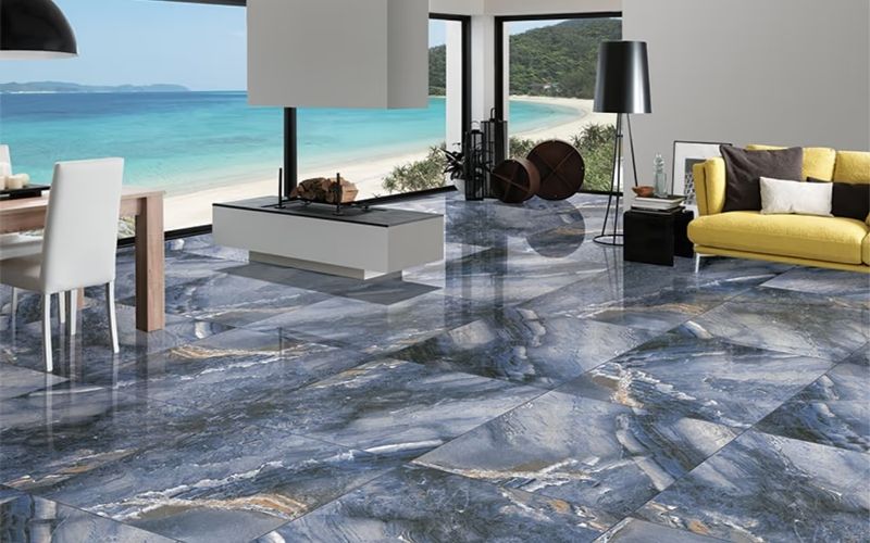 Lựa chọn gạch lát nền màu xanh dương vân đá marble là ý tưởng độc đáo. Màu xanh biếc mát mắt phối với vân đá tạo hiệu ứng làn nước đại dương đang chuyển động trong ngôi nhà.