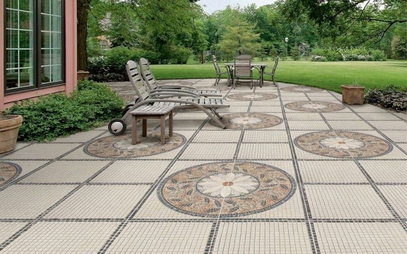 Đối với không gian sân vườn, gia chủ có thể tạo điểm nhấn bằng cách lát gạch nền đẹp dạng ô vuông nhỏ hoặc dạng sỏi nhiều màu sắc.