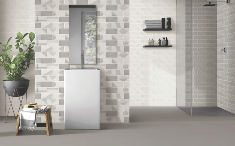 Xu hướng lựa chọn ốp lát gạch có kích cỡ nhỏ dạng thẻ cũng khá phổ biến. Mẫu ốp tường này được yêu thích bởi thiết kế nhỏ nhắn, họa tiết đa dạng, có thể sắp xếp xen kẽ để tạo điểm nhấn cho không gian.