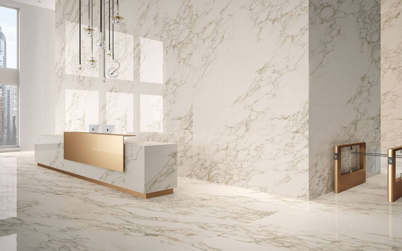 Mẫu gạch ốp lát vân đá đang được rất nhiều người yêu thích bởi sự hiện đại và vô cùng sang trọng. Thiết kế vân đá marble trên nền gạch men bóng tạo cảm giác liền mạch, rộng rãi cho không gian ngôi nhà.