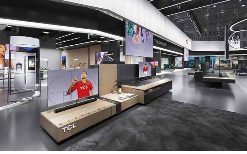 Mẫu thiết kế cửa hàng điện máy với phong cách hiện đại gây ấn tượng với người mua hàng. Cửa hàng nổi bật với những hệ thống kệ đa dạng kiểu dáng cùng hệ thống đèn chiếu sáng bố trí khoa học.