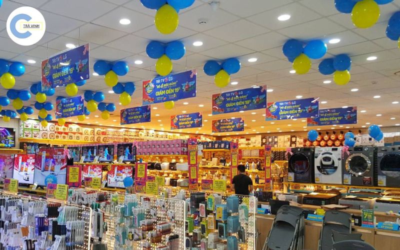 Mẫu thiết kế cửa hàng điện máy gây bắt mắt với đa dạng các dòng sản phẩm và cách trang trí của cửa hàng. 