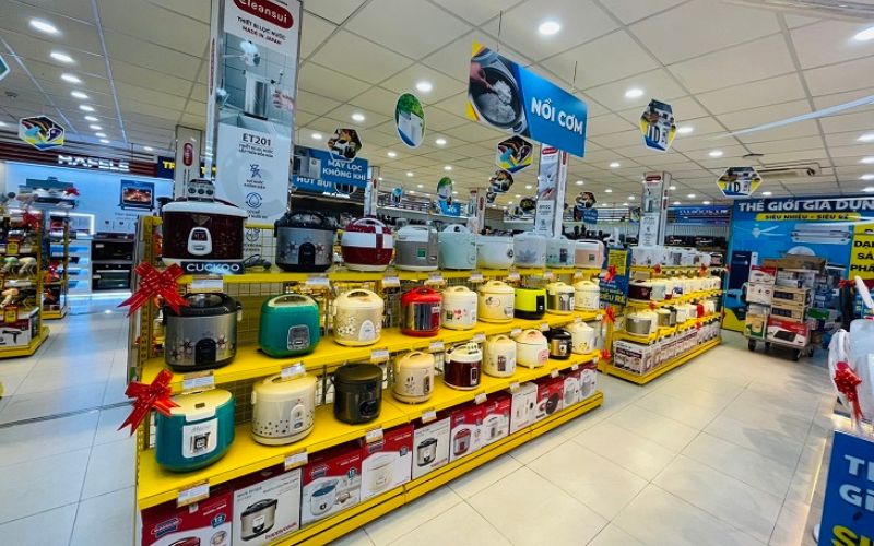 Mẫu cửa hàng điện máy với phong cách hiện đại với các kệ trưng bày được sắp xếp khoa học giúp nổi bật các sản phẩm. Ngoài ra, cửa hàng đảm bảo được không gian trưng bày và di chuyển rộng rãi giữa các kệ hàng.