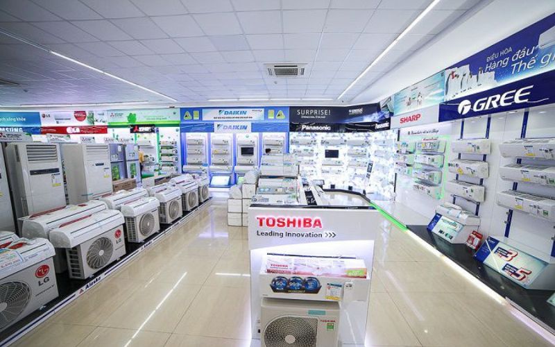 Mẫu thiết kế này tận dụng các kệ sát tường để trưng bày các mẫu sản phẩm máy lạnh cũng như thể hiện rõ mỗi nhãn hiệu (brand) ở từng khu vực giúp khách hàng dễ dàng tìm kiếm sản phẩm trong quá trình mua sắm. 