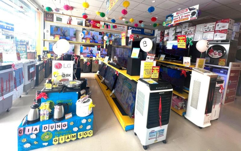 Mẫu thiết kế cửa hàng điện máy với đa dạng sản phẩm (máy lạnh, nồi cơm điện, tivi, ấm đun nước…) cần có sự tính toán các khu vực phù hợp để trưng bày các loại sản phẩm khác nhau. Khu vực trước của cửa hàng có thiết kế khu trưng bày các sản phẩm gia dụng giảm sốc gây ấn tượng với người mua hàng. 
