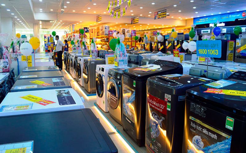 Mẫu cửa hàng thiết kế với các hàng dài trưng bày hàng loạt các máy giặt với nhiều nhãn hiệu, màu sắc khác nhau giúp khách hàng có đa dạng sự lựa chọn. Hệ thống ánh sáng được trang bị khoa học (phía trên và phía dưới) tăng thêm phần nổi bật sản phẩm. 