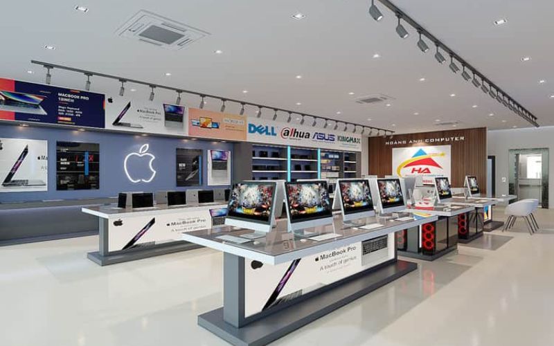Mẫu thiết kế cửa hàng điện máy hiện đại, sang trọng hướng tới các sản phẩm cao cấp. Mẫu cửa hàng này sử dụng các bàn trưng bày được bố trí ở chính giữa cửa hàng, thu hút ngay ánh nhìn của khách hàng. 