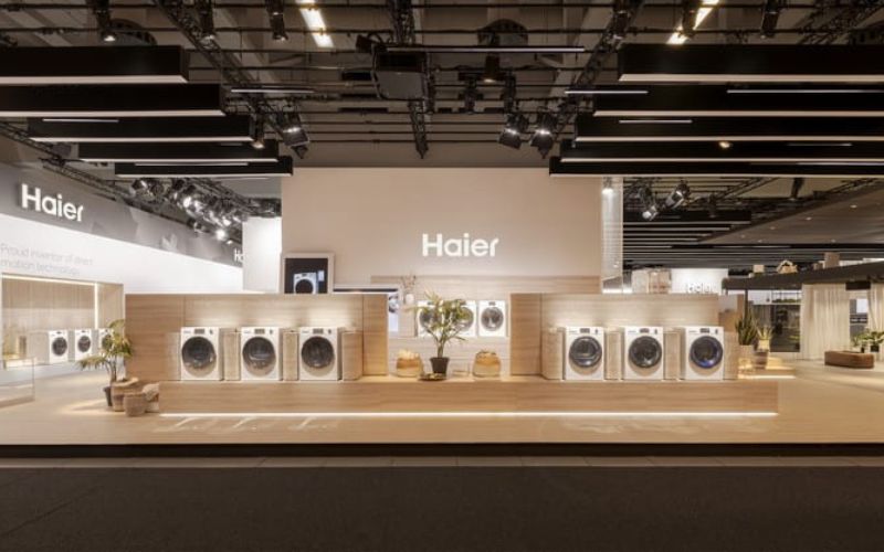 Mẫu thiết cửa hàng với phong cách tối giản, hiện đại làm nổi bật thương hiệu và các sản phẩm. Đây là mẫu thiết kế showroom điện máy gây ấn tượng dành cho khách hàng tham quan. 