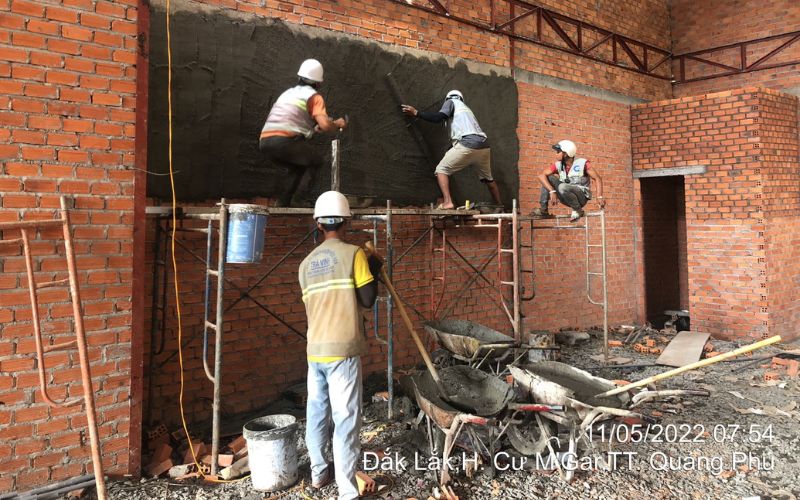 Đội ngũ nhân công đang thực hiện tại cửa hàng tỉnh Đắk Lắk