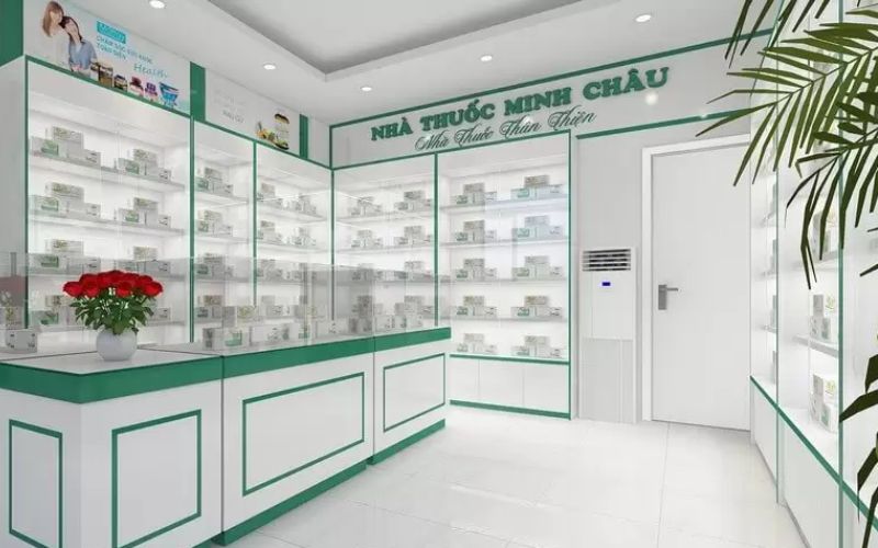 Mẫu thiết kế quầy thuốc nhỏ gọn sử dụng tone màu trắng – xanh lá làm chủ đạo giúp tạo cảm giác hài hòa, thông thoáng. Việc bố trí các kệ tủ trưng bày hợp lý cùng với trang trí cây cối giúp quầy thuốc trở nên trong lành, mát mắt hơn.
