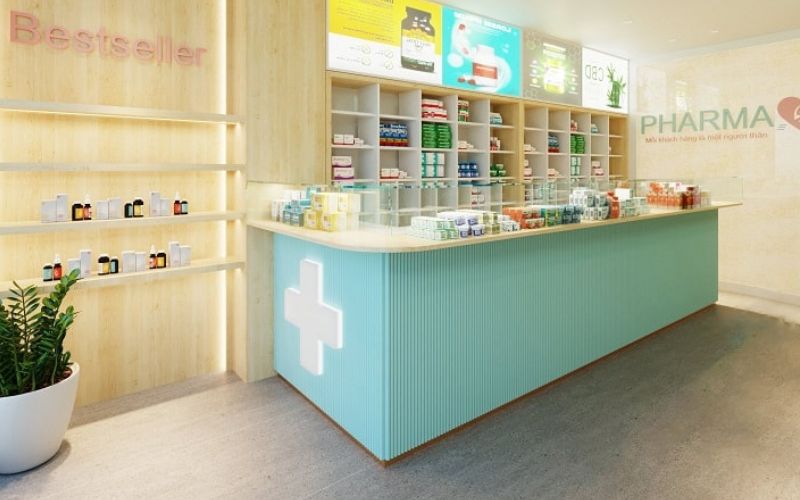Mẫu thiết kế quầy thuốc đẹp tập trung đơn giản hoá các quầy kệ, tăng cường ánh sáng và trang trí cây xanh, hình ảnh xung quanh để tạo cảm giác ấm cúng, thân thiện.