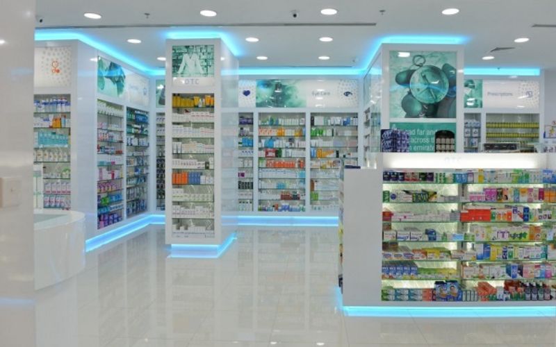 Thiết kế nhà thuốc tây đẹp trong không gian rộng rãi giúp khách hàng thoải mái di chuyển, tham quan. Các nhà thuốc thường tận dụng diện tích rộng để trưng bày thêm nhiều gian hàng chăm sóc sức khỏe - sắc đẹp để khách hàng có thêm nhiều trải nghiệm.