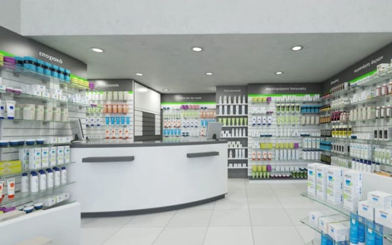 Thiết kế nhà thuốc không gian mở phù hợp với những nơi có diện tích rộng rãi. Thiết kế này giúp khách hàng thoải mái trong việc mua thuốc, khám chữa bệnh và tham quan mua sắm. Nhà thuốc có diện tích lớn bạn nên bố trí nội thất một cách khoa học, đảm bảo không gian di chuyển, hạn chế va chạm.