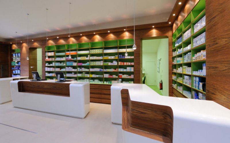 Mẫu thiết kế nhà thuốc đẹp với không gian rộng rãi cùng với hệ thống kệ tủ trưng bày kích cỡ lớn đầy sang trọng là điểm nhấn tạo sự ấn tượng cho khách hàng. Sự kết hợp hài hòa giữa tone màu gỗ trầm ấm, màu xanh của tường, màu trắng của quầy tư vấn tạo nên tổng thể bắt mắt cho cửa hàng.