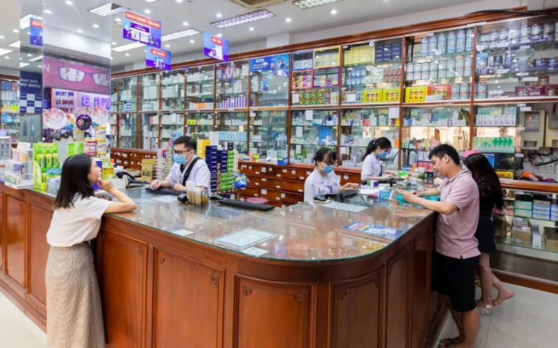 Thiết kế nhà thuốc theo phong cách truyền thống vẫn được rất nhiều cơ sở kinh doanh ưa chuộng bởi sự gần gũi. Điểm nhấn ở quầy tư vấn bán thuốc hình chữ L bằng gỗ sang trọng giúp dễ dàng tương tác với khách hàng và dàn tủ đựng thuốc to lớn được bố trí xung quanh