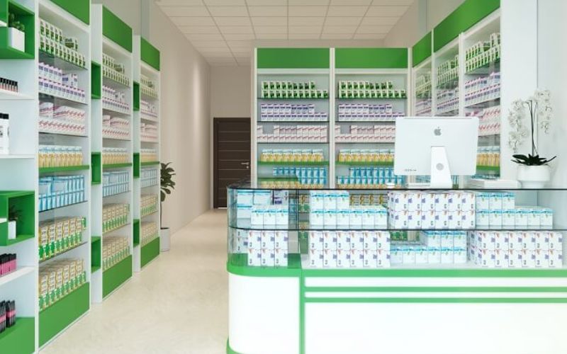 Thiết kế khu vực bày trí sản phẩm gọn gàng, khoa học không chỉ giúp dược sĩ dễ dàng lấy thuốc mà khiến khách hàng cảm thấy hài lòng bởi sự chuyên nghiệp.