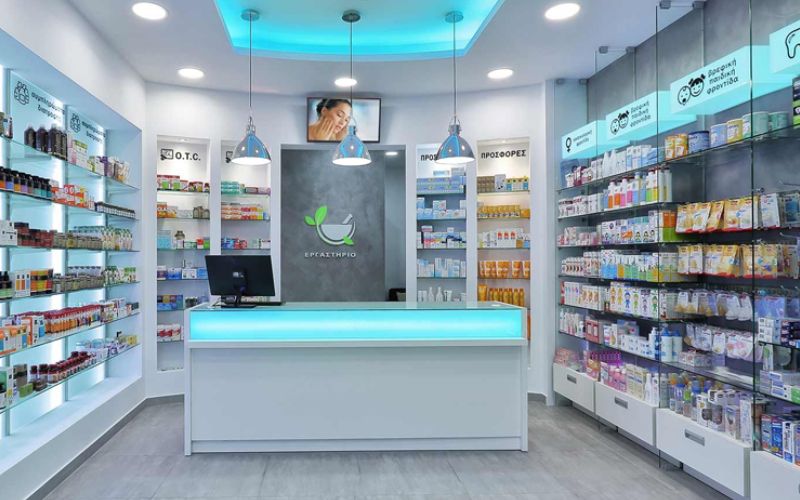 Mẫu thiết kế nhà thuốc tây đẹp và cực kỳ cuốn hút với phong cách hiện đại. Nội thất đơn giản nhưng không kém phần sang trọng kết hợp với hệ thống ánh sáng trắng – xanh tạo cảm giác trẻ trung, tươi mới.