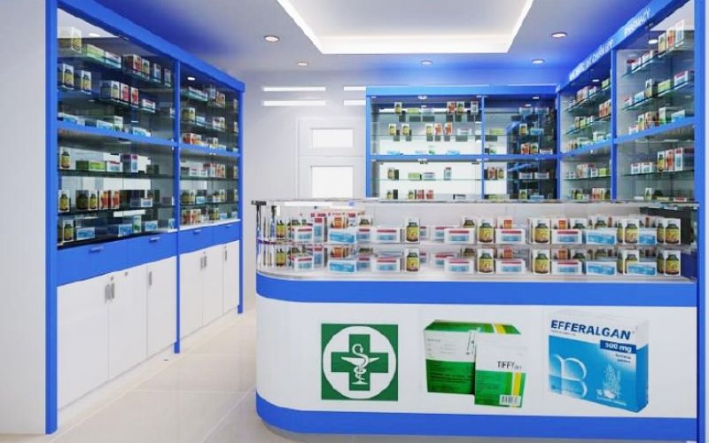Thiết kế quầy thuốc nhỏ nhắn với gam màu trắng – xanh dương nổi bật. Sự kết hợp giữa gam màu nổi, ánh sáng trắng và hình ảnh trang trí minh họa sản phẩm sẽ tạo sự thu hút trong mắt khách hàng.