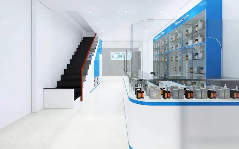 Một thiết kế quầy thuốc nhỏ được khác được ứng dụng trong không gian nhà ở gia đình. Thiết kế với kệ tủ đơn giản, màu sắc nhẹ nhàng và dàn kính ngăn cách tạo sự riêng biệt cho khu vực kinh doanh với không gian sinh hoạt gia đình.