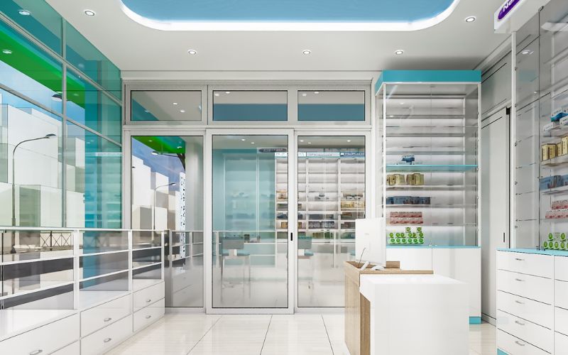Sử dụng tối đa cửa kính và hệ thống ánh sáng là ý tưởng tuyệt vời giúp thiết kế nhà thuốc có diện tích hạn chế trở nên thoáng đãng và hiện đại hơn. Đây là phương pháp được rất nhiều thiết kế ứng dụng để tăng hiệu ứng chiều sâu cho cửa hàng.