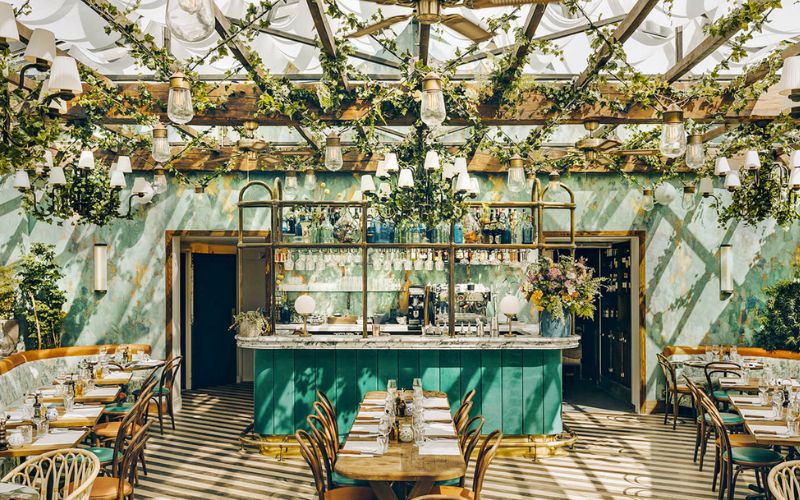 Thiết kế sang trọng giúp cho không gian quán trở thành nơi thư giãn đẳng cấp, tinh tế