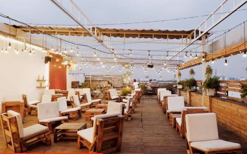 Thiết kế đèn treo ngoài trời mang lại không gian lãng mạn cho quán về đêm