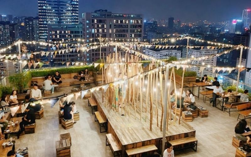 Hiệu ứng đèn sẽ giúp quán cà phê trở nên lung linh giữa khu phố