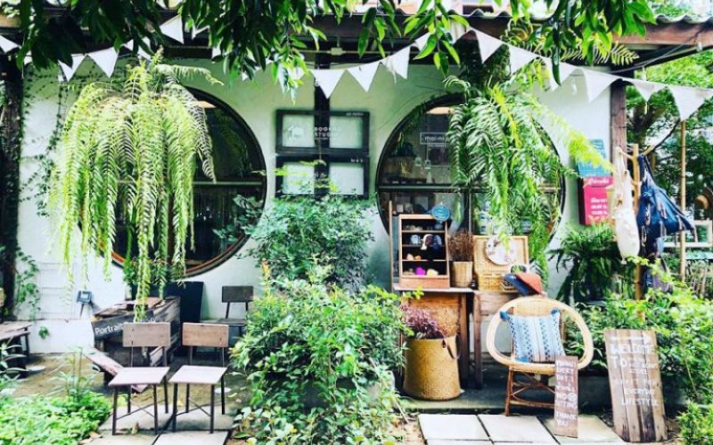 Thiết kế quán cà phê ngoài trời với nhiều cây xanh tạo cảm giác dễ chịu, thoải mái 