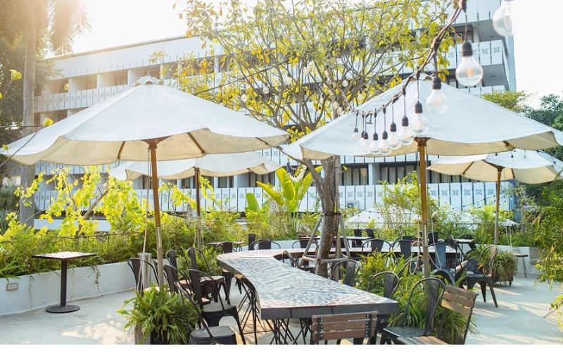 Quán cà phê tận dụng không gian mở kết hợp với ánh sáng tự nhiên