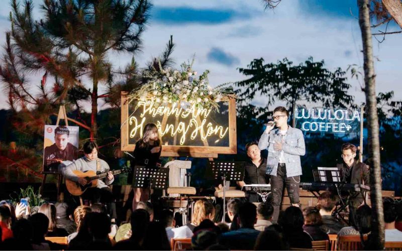 Quán cà phê ngoài trời thích hợp tổ chức những sự kiện giao lưu âm nhạc
