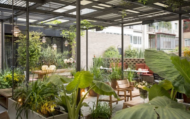 Cây xanh bao phủ cảnh quan là điểm nhấn trong thiết kế quán cà phê sân vườn