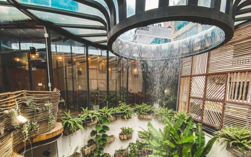 Không gian mở của thiết kế quán cà phê giếng trời tạo không khí trong lành và tiết kiệm chi phí điện năng