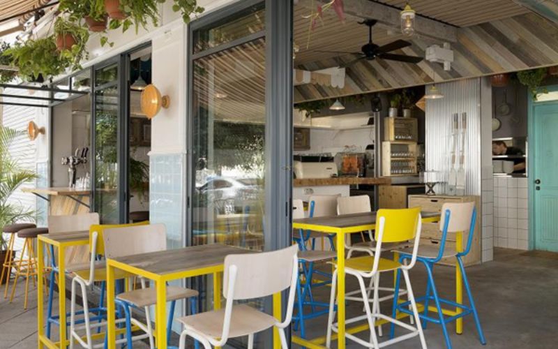 Sắp xếp bàn ghế sát tường để tối ưu diện tích