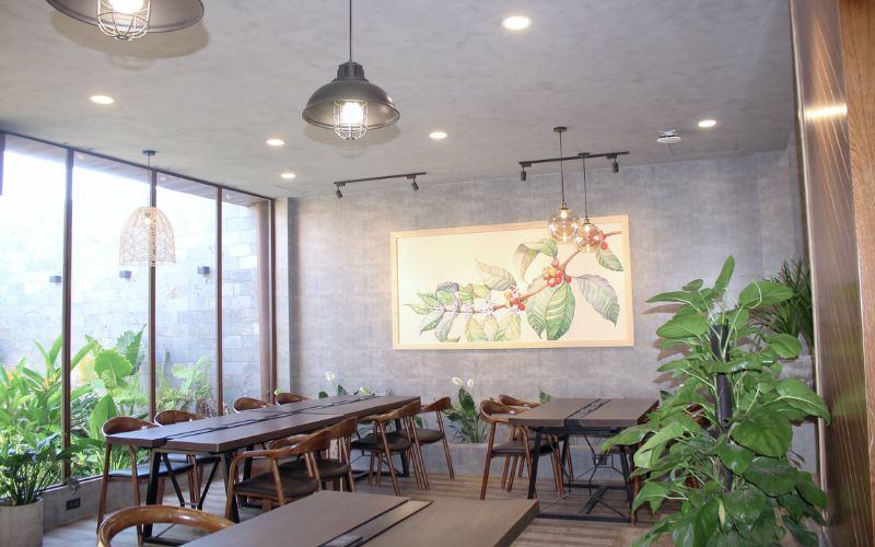 Sử dụng bàn dài để tiết kiệm không gian quán cafe