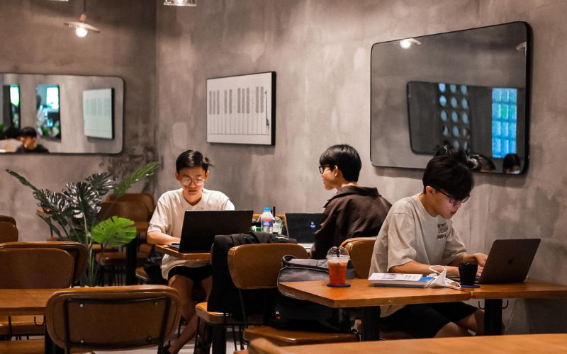 Sử dụng gương để tạo không gian mở cho quán cafe nhỏ